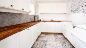 Jakie płytki do białej kuchni z drewnianym blatem