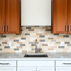 Jakie płytki do kuchni między szafkami