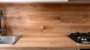 Panele podłogowe na ścianie w kuchni